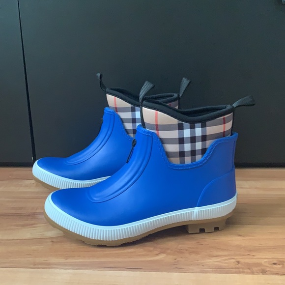 Burberry
Flinton Check Rain Booties Size 33 - Picture 3 of 9
